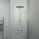 Duschsystem mit Kopfbrause und Handbrause, montiert an der Wand in einem modernen Badezimmer. Das Produkt stammt von Ideal Standard und ist in Chromfarbe ausgeführt.